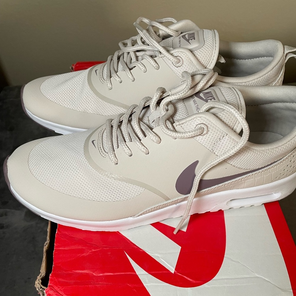 Nike Cream Sneakers Classic Design